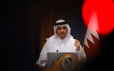 شرح عکس: محمد بن عبدالرحمن آل ثانی نخست وزیر قطر حین گفتگو در کنفرانس مطبوعاتی در دوحه، ۲۴ ژوئن ۲۰۲۵. (Karim JAAFAR / AFP)