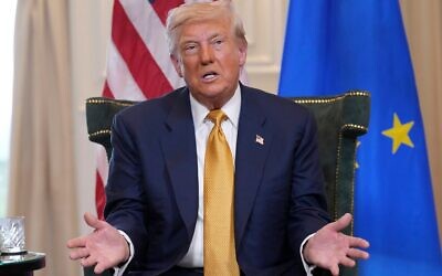 شرح عکس: دونالد ترامپ رئیس جمهوری ایالات متحده در ملاقات با اورسلا فون درلین، در زمین گلف ترامپ در تورنبری، تورنبری، اسکاتلند، ۲۷ ژوئیهٔ ۲۰۲۵. (AP Photo/Jacquelyn Martin)