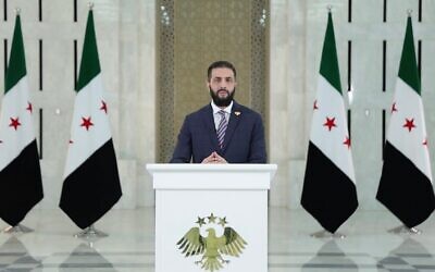 شرح عکس: احمد الشرع رئیس جمهوری موقت سوریه، حین ایراد سخنانی پس از بروز درگیری، و حمله های هوایی اسرائیل در استان اکثریت-دروز سویدا، در بیانیهٔ ضبط-شده که صبح ۱۷ ژوئیهٔ ۲۰۲۵ انتشار یافت. 
(Telegram screenshot)