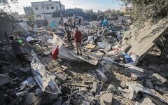 شرح عکس: فلسطینیان در محل حملهٔ هوایی اسرائیل به اردوگاه پناهندگی الشاطی در ناحیهٔ مرکزی نوار غزه، ۱۳ ژوئیهٔ ۲۰۲۵. (Ali Hassan/Flash90)