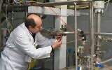 آرشیو: یکی از بازرسان آژانس بین المللی انرژی اتمی (IAEA)، که هویت وی مشخص نشده، در ۲۰ ژانویهٔ ۲۰۱۴، در مرکز تحقیقات هسته ای نطنز، حدود ۳۰۰ کیلومتر جنوب تهران، رابط میان آبشارهای دوقلوی تولید اورانیوم ۲۰ درصدی را قطع می کند. (KAZEM GHANE/IRNA/AFP)