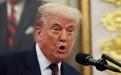 شرح عکس: دونالد ترامپ رئیس جمهوری ایالات متحده حین سخن در مراسمی در دفتر بیضی کاخ سفید، بهمراه تیم کوک، مدیرعامل اپل (که در عکس نیست)؛ واشنگتن، ۶ اوت ۲۰۲۵. 
(Win McNamee/Getty Images/AFP)