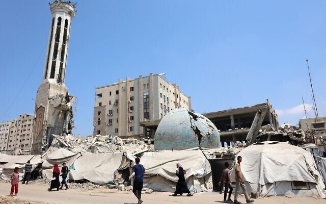 شرح عکس: فلسطینیان در ۱۸ اوت ۲۰۲۵ از مقابل مسجد ابوخدرا می گذرند. (Omar AL-QATTAA / AFP) شرح عکس: فلسطینیان در ۱۸ اوت ۲۰۲۵ از مقابل مسجد ابوخدرا می گذرند. (Omar AL-QATTAA / AFP)