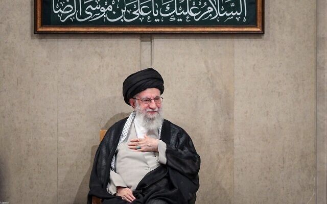 شرح عکس: در عکس خبری از خبرگزاری رسمی ایران، آیت الله علی خامنه ای ولی فقیه حین گفتگو در مراسمی در تهران، در ۲۴ اوت ۲۰۲۵ دیده می شود. (Photo by IRANIAN SUPREME LEADER OFFICE/AFP) شرح عکس: در عکس خبری از خبرگزاری رسمی ایران، آیت الله علی خامنه ای ولی فقیه حین گفتگو در مراسمی در تهران، در ۲۴ اوت ۲۰۲۵ دیده می شود. (Photo by IRANIAN SUPREME LEADER OFFICE/AFP)