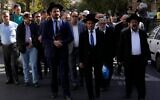 شرح عکس: چند خاخام  و گروهی از جامعهٔ یهودیان ایران در یک گردهمایی که در ۳۰ اکتبر ۲۰۲۳ در محکومیت حملات غزه به اسرائيل در تهران،‌ ایران، برگزار شد. (AP Photo/Vahid Salemi)