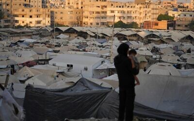 شرح عکس: اردوگاه چادری فلسطینیان آواره در امتداد شهر غزه، ۳ اوت ۲۰۲۵. (AP Photo/Jehad Alshrafi)