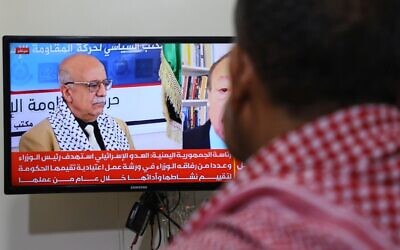 شرح عکس: مردی در ۳۰ اوت ۲۰۲۵، حین تماشای اخبار در تلویزیون که فیلمی از احمد الرحاوی، نخست وزیر دولت تحت کنترل حوثی را نشان می دهد. رحاوی بهمراه شماری دیگر در ۲۸ اوت ۲۰۲۵ در حملهٔ هوایی اسرائیل صنعا، پایتخت یمن. (AP Photo/Osamah Abdulrahman) شرح عکس: مردی در ۳۰ اوت ۲۰۲۵، حین تماشای اخبار در تلویزیون که فیلمی از احمد الرحاوی، نخست وزیر دولت تحت کنترل حوثی را نشان می دهد. رحاوی بهمراه شماری دیگر در ۲۸ اوت ۲۰۲۵ در حملهٔ هوایی اسرائیل صنعا، پایتخت یمن. (AP Photo/Osamah Abdulrahman)