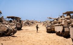 شرح عکس: یک سرباز IDF در ۳۰ ژوئیهٔ ۲۰۲۵، کنار یک خودرو زرهی در بیت حنون، شمال غزه دیده می شود.
(Emanuel Fabian/Times of Israel)