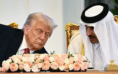 شرح عکس: امیر قطر، شیخ تمیم بن حمد آل ثانی (راست)، و دونالد ترامپ رئیس جمهوری ایالات متحده، ۱۴ مه ۲۰۲۵، در کاخ سلطنتی دوحه کنار هم نشسته اند. (Brendan SMIALOWSKI / AFP)