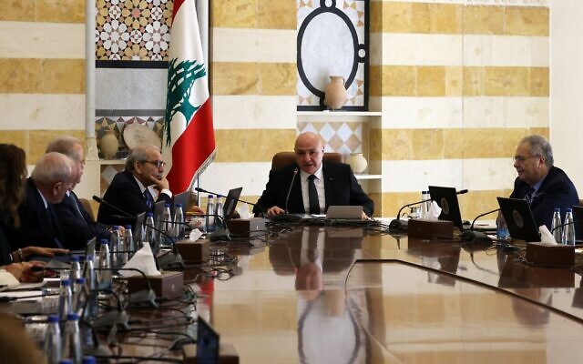 شرح عکس: جوزف عون رئیس جمهوری لبنان (وسط) در رأس جلسهٔ کابینه که ۵ سپتامبر ۲۰۲۵ در کاخ ریاست جمهوری بعبدا برای بحث پیرامون طرح ارتش به قصد خلع سلاح حزب الله تشکیل شد.
(ANWAR AMRO / AFP) شرح عکس: جوزف عون رئیس جمهوری لبنان (وسط) در رأس جلسهٔ کابینه که ۵ سپتامبر ۲۰۲۵ در کاخ ریاست جمهوری بعبدا برای بحث پیرامون طرح ارتش به قصد خلع سلاح حزب الله تشکیل شد.
(ANWAR AMRO / AFP)
