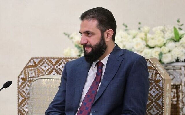 شرح عکس: در عکس خبری که خبرگزاری رسمی سوریه، سانا منتشر کرد، احمد الشرع، رئیس جمهوری سوریه در ۱۲ سپتامبر ۲۰۲۵، هنگام ملاقات با هیئت ایالات متحده به ریاست فرمانده جدید لشگر مرکزی ایالات متحده در پایتخت سوریه دیده می شود. (SANA/AFP)