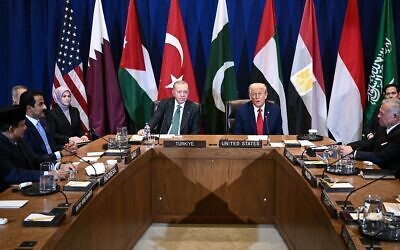 شرح عکس: دونالد ترامپ رئیس جمهوری ایالات متحده بهمراه رجب طیب اردوغان رئیس جمهوری ترکیه، حین گفتگو در جلسهٔ چندجانبه پیرامون وضعیت غزه، در حاشیهٔ مجمع عمومی سازمان ملل در نیویورک، ۲۳ سپتامبر ۲۰۲۵. (Brendan SMIALOWSKI / AFP) شرح عکس: دونالد ترامپ رئیس جمهوری ایالات متحده بهمراه رجب طیب اردوغان رئیس جمهوری ترکیه، حین گفتگو در جلسهٔ چندجانبه پیرامون وضعیت غزه، در حاشیهٔ مجمع عمومی سازمان ملل در نیویورک، ۲۳ سپتامبر ۲۰۲۵. (Brendan SMIALOWSKI / AFP)