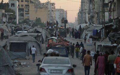 شرح عکس: فلسطینیان آواره که از جبلیه فرار کرده اند، با مایملک خود در خیابانی در شهر غزه دیده می شوند؛ ۲۶ اوت ۲۰۲۵. (AP/Jehad Alshrafi) شرح عکس: فلسطینیان آواره که از جبلیه فرار کرده اند، با مایملک خود در خیابانی در شهر غزه دیده می شوند؛ ۲۶ اوت ۲۰۲۵. (AP/Jehad Alshrafi)