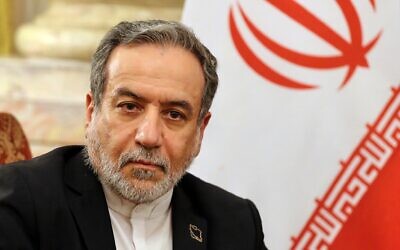 شرح عکس: عباس عراقچی وزیر خارجهٔ ایران در ملاقات با رافائل گروسی دبیرکل آژانس بین المللی انرژی اتمی (IAEA)، و بدر عبدالعاطی وزیر خارجهٔ مصر در کاخ طاهر قاهره، ۹ سپتامبر ۲۰۲۵.
(AP Photo/Khaled Elfiqi) شرح عکس: عباس عراقچی وزیر خارجهٔ ایران در ملاقات با رافائل گروسی دبیرکل آژانس بین المللی انرژی اتمی (IAEA)، و بدر عبدالعاطی وزیر خارجهٔ مصر در کاخ طاهر قاهره، ۹ سپتامبر ۲۰۲۵.
(AP Photo/Khaled Elfiqi)