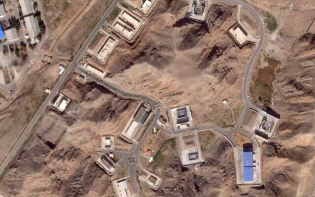شرح عکس: در تصویر ماهواره ای کمپانی Planet Labs PBC، فعالیتی که در کارخانهٔ تولید سوخت جامد پارچین واقع در خارج از شهر تهران صورت گرفته دیده می شود؛ ایران ۲۸ اوت ۲۰۲۵. 
(Planet Labs PBC via AP)
