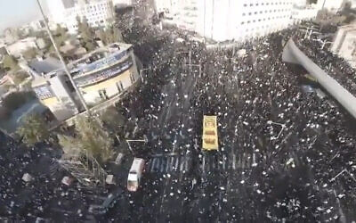 شرح عکس: یهودیان ارتدکس افراطی در راهپیمایی اعتراضی «یک میلیون مرد» علیه خدمت وظیفه در نیروهای دفاعی اسرائیل، اورشلیم، ۳۰ اکتبر ۲۰۲۵. (Eli Katzoff/Times of Israel)