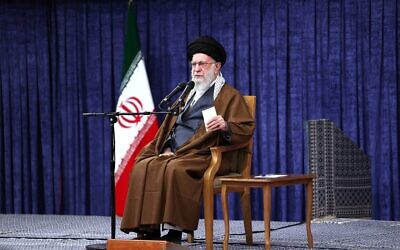 شرح عکس:علی خامنه ای ولی فقیه جمهوری اسلامی حین سخنرانی در جلسه ای در تهران، ایران، ۲۰ اکتبر ۲۰۲۵. (Office of the Iranian Supreme Leader via AP)