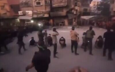 شرح عکس: فلسطینیانی که متهم به همدستی با اسرائیل شدند، با چشم بند، دقایقی پیش از آنکه توسط افراد مسلح حماس در ۱۳ اکتبر ۲۰۲۵ در خیابانی از غزه اعدام شوند، مشاهده می شوند. (Screenshot: X) شرح عکس: فلسطینیانی که متهم به همدستی با اسرائیل شدند، با چشم بند، دقایقی پیش از آنکه توسط افراد مسلح حماس در ۱۳ اکتبر ۲۰۲۵ در خیابانی از غزه اعدام شوند، مشاهده می شوند. (Screenshot: X)
