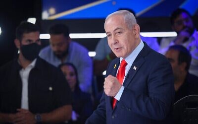 شرح عکس: بنیامین نتانیاهو نخست وزیر در برنامهٔ «میهن پرستان» کانال ۱۴، موعیدین، ۱۸ اکتبر ۲۰۲۵. 
(Aloni Mor/Flash90)