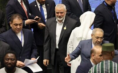 شرح عکس: اسمعیل هنیه رهبر حماس در ۳۰ ژوئیهٔ ۲۰۲۴ برای حضور در مراسم تحلیف رئیس جمهور جدید ایران وارد تهران می شود. (Photo by AFP)