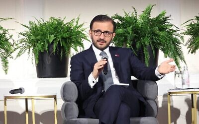 شرح عکس: مجید الانصاری، سخنگوی وزارت امور خارجهٔ قطر، حین سخنرانی در «هم-اکنون، شهروندان جهانی: نشست های اثرگذاری»، ۲۴ سپتامبر ۲۰۲۵، شهر نیویورک. 
(ROB KIM / GETTY IMAGES NORTH AMERICA / Getty Images via AFP)