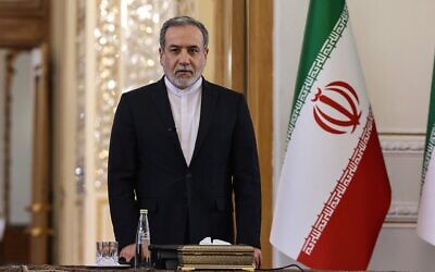 شرح عکس: عباس عراقچی وزیر خارجه ایران حین سخن خطاب به سفرای خارجی در ایران، تهران، ۵ اکتبر ۲۰۲۵. 
(ATTA KENARE / AFP)