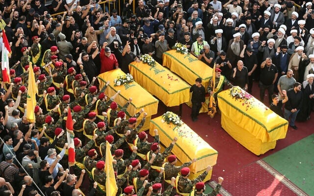 شرح عکس: حامیان حزب الله، ۲ نوامبر ۲۰۲۵، نباطیه، مراسم تشییع جنازهٔ پنج عامل سازمان که در حملهٔ هوایی اخیر اسرائيل کشته شدند، دور تابوت ایشان گرد آمده اند. (MAHMOUD ZAYYAT / AFP) شرح عکس: حامیان حزب الله، ۲ نوامبر ۲۰۲۵، نباطیه، مراسم تشییع جنازهٔ پنج عامل سازمان که در حملهٔ هوایی اخیر اسرائيل کشته شدند، دور تابوت ایشان گرد آمده اند. (MAHMOUD ZAYYAT / AFP)