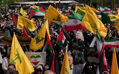 شرح عکس: تظاهرات کنندگان ایرانی با پرچم های ایران، فلسطین و حزب الله لبنان در راهپیمایی ضد اسرائیلی بعد از نماز جمعهٔ تهران، ایران، جمعه، ۱۱ آوریل ۲۰۲۵. (AP Photo/Vahid Salemi)