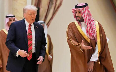 شرح عکس: دونالد ترامپ رئیس جمهوری ایالات متحده، چپ، در نشست GCC، ریاض، بهمراه محمد بن سلمان ولیعهد سعودی برای گرفتن عکس دسته جمعی با رهبران شورای همکاری خلیج فارس وارد می شود؛ ۱۴ مه ۲۰۲۵، عربستان سعودی.  (Alex Brandon/AP)