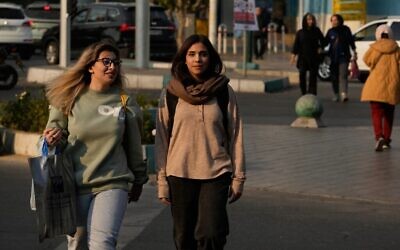 شرح عکس: زنان از چهارراهی در مرکز شهر تهران می گذرند، ۲۰ نوامبر ۲۰۲۵. (AP Photo/Vahid Salemi)