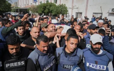 شرح عکس: جمعیت عزاداران در خان یونس، تابوت حسن اصلیح روزنامه نگار فلسطینی که حملهٔ هوایی اسرائيل به بیمارستان ناصر کشته شد را بدوش می برند. ارتش اسرائيل گفت او به این خاطر که از تروریست های حماس بود و در تهاجم ۷ اکتبر ۲۰۲۳ در جنوب اسرائيل که مشارکت داشت، هدف گرفته شد؛ جنوب نوار غزه، ۱۳ مه ۲۰۲۵.
(AP Photo/Jehad Alshrafi) شرح عکس: جمعیت عزاداران در خان یونس، تابوت حسن اصلیح روزنامه نگار فلسطینی که حملهٔ هوایی اسرائيل به بیمارستان ناصر کشته شد را بدوش می برند. ارتش اسرائيل گفت او به این خاطر که از تروریست های حماس بود و در تهاجم ۷ اکتبر ۲۰۲۳ در جنوب اسرائيل که مشارکت داشت، هدف گرفته شد؛ جنوب نوار غزه، ۱۳ مه ۲۰۲۵.
(AP Photo/Jehad Alshrafi)