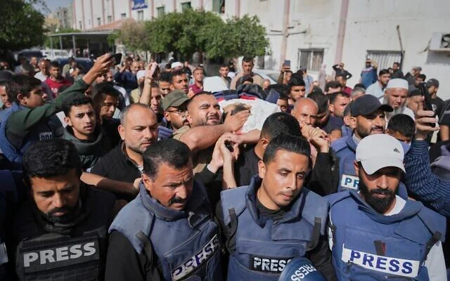 شرح عکس: جمعیت عزاداران در خان یونس، تابوت حسن اصلیح روزنامه نگار فلسطینی که حملهٔ هوایی اسرائيل به بیمارستان ناصر کشته شد را بدوش می برند. ارتش اسرائيل گفت او به این خاطر که از تروریست های حماس بود و در تهاجم ۷ اکتبر ۲۰۲۳ در جنوب اسرائيل که مشارکت داشت، هدف گرفته شد؛ جنوب نوار غزه، ۱۳ مه ۲۰۲۵.
(AP Photo/Jehad Alshrafi) شرح عکس: جمعیت عزاداران در خان یونس، تابوت حسن اصلیح روزنامه نگار فلسطینی که حملهٔ هوایی اسرائيل به بیمارستان ناصر کشته شد را بدوش می برند. ارتش اسرائيل گفت او به این خاطر که از تروریست های حماس بود و در تهاجم ۷ اکتبر ۲۰۲۳ در جنوب اسرائيل که مشارکت داشت، هدف گرفته شد؛ جنوب نوار غزه، ۱۳ مه ۲۰۲۵.
(AP Photo/Jehad Alshrafi)