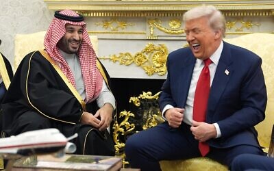 شرح عکس: دونالد ترامپ رئیس جمهوری ایالات متحده، راست، در ملاقات با محمد بن سلمان ولیعهد عربستان سعودی در دفتر بیضی کاخ سفید واشنگتن، ۱۸ نوامبر ۲۰۲۵. (Evan Vucci/AP)