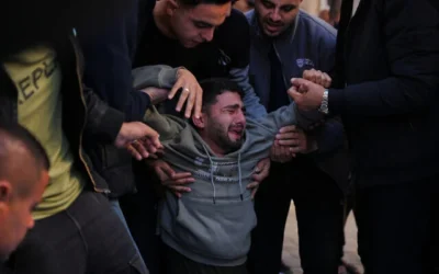 شرح عکس: محمد النادر ۲۱ ساله بالاسر جسد اعضای خانوادهٔ خود مویه می کند؛‌ گزارش حاکی است این افراد بر اثر تیراندازی اسرائیل در روز ۲۰ دسامبر ۲۰۲۵، به مدرسه ای در محلهٔ تفاح شهر غزه که تبدیل به پناهگاه شده بود، کشته شدند. (AP Photo/Abdel Kareem Hana)