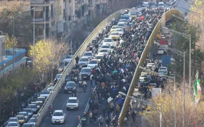 شرح عکس: معترضان در مرکز شهر تهران تظاهرات می کنند، ایران، ۲۹ دسامبر ۲۰۲۵. (Fars News Agency via AP)