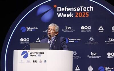 شرح عکس: امیر اشل، فرمانده بازنشستهٔ نیروی هوایی و مدیرکل پیشین وزارت دفاع اسرائیل حین سخنرانی در نشست فناوری دفاعی دانشگاه تل آویو، ۱ دسامبر ۲۰۲۵. (Defense Ministry)