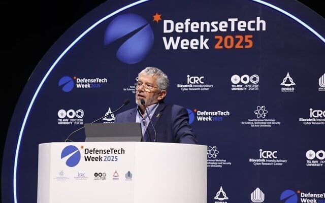 شرح عکس: امیر اشل، فرمانده بازنشستهٔ نیروی هوایی و مدیرکل پیشین وزارت دفاع اسرائیل حین سخنرانی در نشست فناوری دفاعی دانشگاه تل آویو، ۱ دسامبر ۲۰۲۵. (Defense Ministry) شرح عکس: امیر اشل، فرمانده بازنشستهٔ نیروی هوایی و مدیرکل پیشین وزارت دفاع اسرائیل حین سخنرانی در نشست فناوری دفاعی دانشگاه تل آویو، ۱ دسامبر ۲۰۲۵. (Defense Ministry)