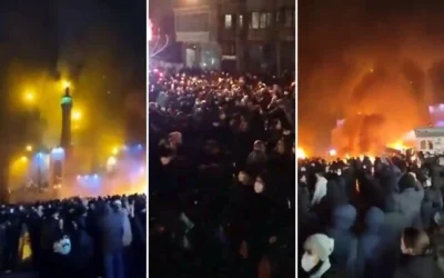 شرح عکس: اسکرین شات از ویدئویی که ۹ ژانویهٔ ۲۰۲۶ از تلویزیون رسمی ایران پخش شد، مردی را نشان می دهد که در شب اعتراضات گستردهٔ زنجان در ایران، با وسیله ای، سوختن وسایل نقلیه را مستند می کند.
 (Iranian state TV via AP)