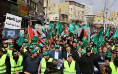 عکس تزئینی: معترضان در عمان، پایتخت اردن، با پرچم ملی و پرچم فلسطینی و پرچم اخوان المسلمین، حین راهپیمایی در حمایت از فلسطین، ۲۷ ژانویهٔ ۲۰۲۳. (Khalil MAZRAAWI / AFP)