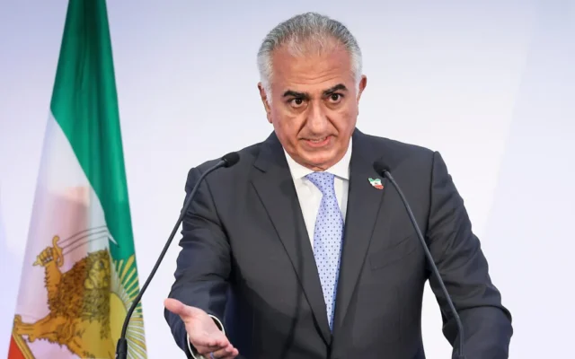 شرح عکس: رضا پهلوی، پسر شاه فقید ایران، محمدرضا پهلوی، حین گفتگو در کنفرانس مطبوعاتی، ۲۳ ژوئن ۲۰۲۵، پاریس. (AP Photo/Thomas Padilla, File) شرح عکس: رضا پهلوی، پسر شاه فقید ایران، محمدرضا پهلوی، حین گفتگو در کنفرانس مطبوعاتی، ۲۳ ژوئن ۲۰۲۵، پاریس. (AP Photo/Thomas Padilla, File)