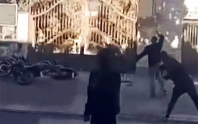 عکس تزئینی: در اسکرین شات از تصاویر تولیدی کاربران که در ۲ ژانویهٔ ۲۰۲۶ گرفته شده و در ۳۱ دسامبر ۲۰۲۵  در شبکهٔ اجتماعی منتشر شد، حملهٔ ۳۱ دسامبر به ساختمان فرمانداری فسا، جنوب ایران در تظاهرات سراسری در اعتراض به رکود اقتصادی کشور دیده می شود. (UGC/AFP)