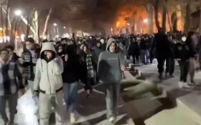 شرح عکس: ظاهراً در ویدئو راهپیمایی معترضان ضد رژیم در اصفهان، ایران، ۱ ژانویهٔ ۲۰۲۶ دیده می شود.
(X screenshot: used in accordance with Clause 27a of the Copyright Law) شرح عکس: ظاهراً در ویدئو راهپیمایی معترضان ضد رژیم در اصفهان، ایران، ۱ ژانویهٔ ۲۰۲۶ دیده می شود.
(X screenshot: used in accordance with Clause 27a of the Copyright Law)