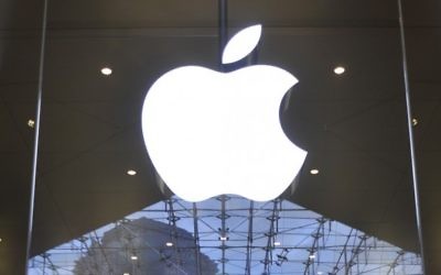 Logo d'Apple dans un Apple store à Paris (Crédit : Serge Attal/Flash90)