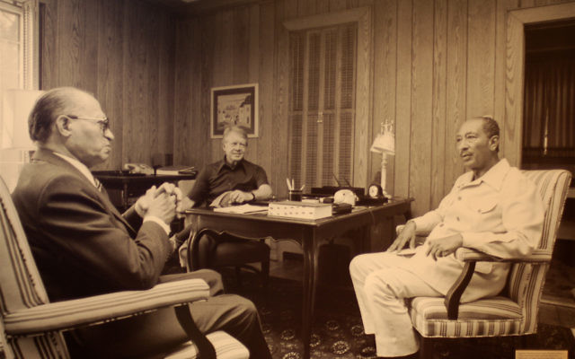 Le Premier ministre Menachem Begin (à gauche) avec le président américain Jimmy Carter (au centre) et le président égyptien Anwar Sadat à Camp David en septembre 1978. (Crédit : CC BY-SA Jeff Kubina/Flickr) Le Premier ministre Menachem Begin (à gauche) avec le président américain Jimmy Carter (au centre) et le président égyptien Anwar Sadat à Camp David en septembre 1978. (Crédit : CC BY-SA Jeff Kubina/Flickr)
