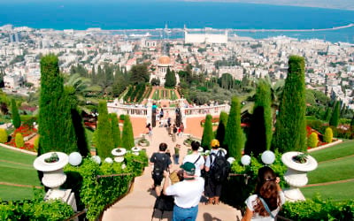 Terrasses des jardins bahaïs, surplombant Haïfa et la côte méditerranéenne. (Crédit : Oren Fixler/Flash90)