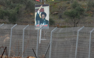 Une affiche du Hezbollah, à la frontière Sud du liban (Crédit : Hamad Almakt/Flash 90)