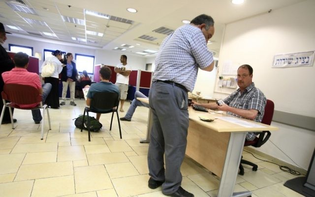 Un israélien cherche du travail à Jérusalem (Photo by Yossi Zamir/Flash90)