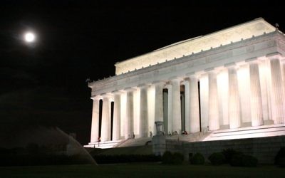 Une photo de nuit du Lincoln Memorial à Washington, Etats-Unis (Crédit : Rachael Cerrotti/Flash90)