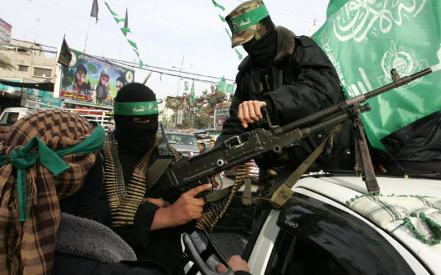 Des terroristes du Hamas (Crédit : Abed Rahim Khatib / Flash90)