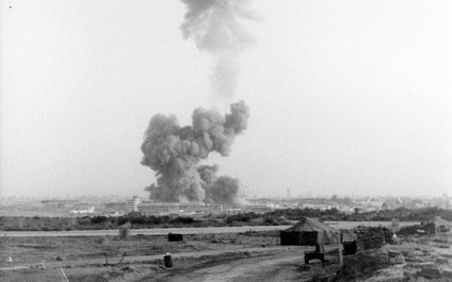 Explosion de baraquements des US Marines à Beyrouth à Beyrouth en 1983. (Crédit : US Marines, Wikimedia Commons)